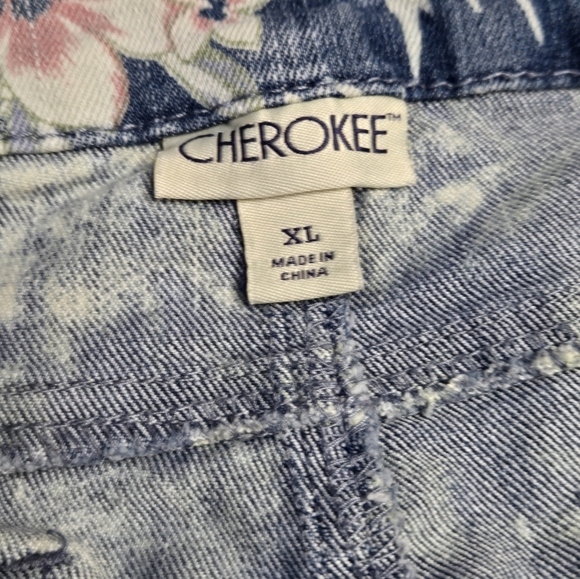 Cherokee Floral Denim Frayed-Hem Shorts (XL) – Tropical Palm & Blossom Print - Picture 3 of 5